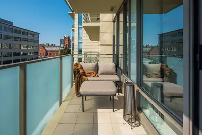 Image de New! Ultra-Modern King Suite w\/ Pool\/Hot Tub