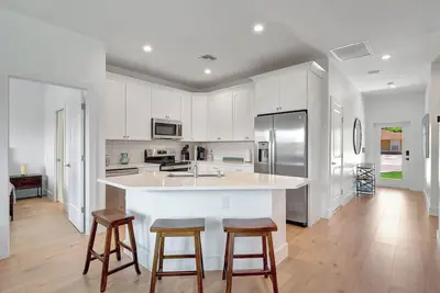 Image de Bonita Beach Bungalow! Brand New Build! Cozy, Private & Close to beach!