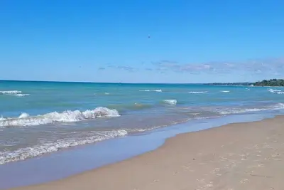 Image de Newly renovated Huron Lake cottage, close walk to downtown and the beach!