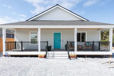 Image de Steps to Beach! New 3br Home - Ac- Hot Tub - Ev Charger - Fire Pit