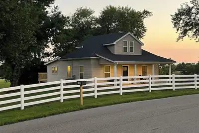 Modern farmhouse, secluded and convenient. 5 minutes from The Ark 2 min off exit