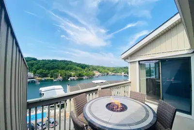 Image de Pointe of View- Lake front condo minutes away from all the action.