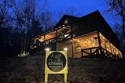 Image de 3/3 Sleeps 8, HotTub, Game Room, Fire Pit! Putting Green! Unbeatable Location! !