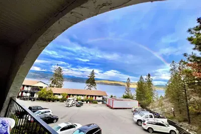 Image de Lake condo seconds from the beach. Enjoy the view from the balcony or dockside.