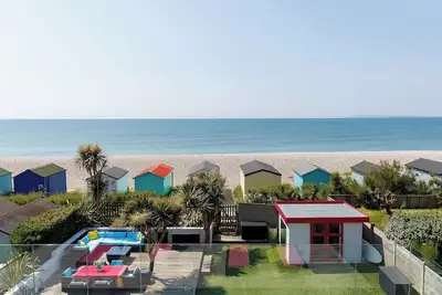 Vibrant Seafront Home With Seasonal Pool