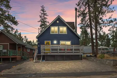 Image de Walk to Big Bear Village and the lake! Short drive to ski resorts.