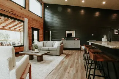 Image de Romantic Retreat with King Bed+Hot Tub+Fire Place