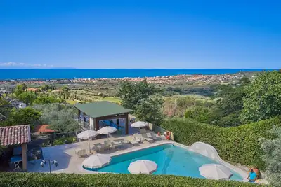 Image de Appartement \"Grigio\" avec vue sur la mer, piscine partagée et Wi-Fi