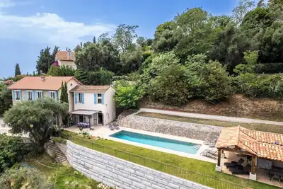 Image de A historic flower farm turned into a stunning vacation home.