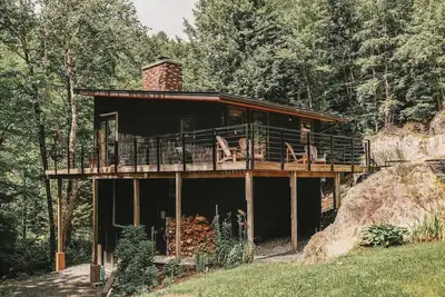 Image de The Treehaus midcentury retreat + Mad River access
