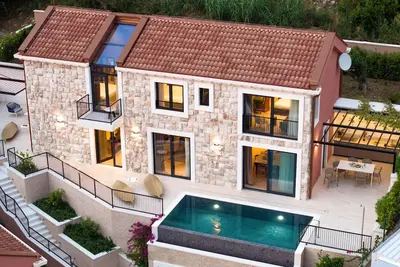 Image de Modern family house first row next to the sea