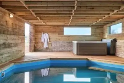 Image de Beautiful big barn with pool, hot tub, views, cinema, log fire, country walks…