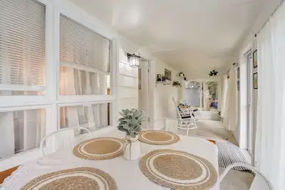 Image de Cozy\/Romantic Cabin! Huge Yard! Lake Access!