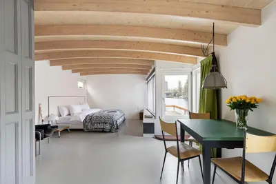 Image de Luxury Houseboat-Apartment is located on the urban island of Prinseneiland in Amsterdam