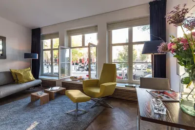 Image de Luxury Long Stay Apartment with canal view located in the historic old center of Amsterdam.