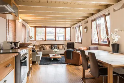 Image de Nicely decorated houseboat-apartment at the canal district in the historic old centre of Amsterdam.
