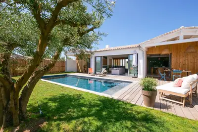 Image de Villa d'architecte avec Piscine chauffée et jardin