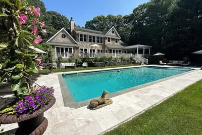 Image de East Hampton Designer Home close to village with heated pool.