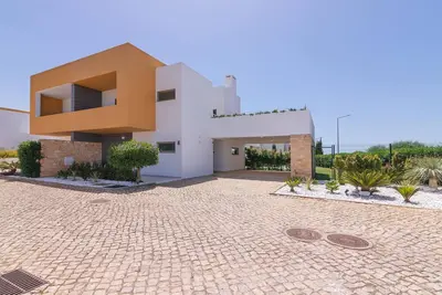 Image de Modern Contemporary Designed Luxury Villa in High Class Quiet Residential Area