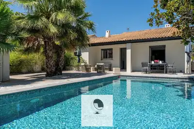 Image de Villa climatisée avec parking et piscine