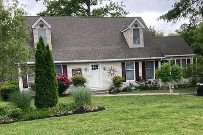Image de 4 bedroom, 2 bath home with covered deck, firepit, fenced yard - with linens!