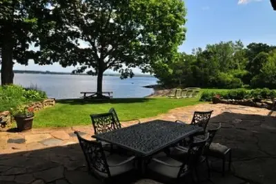 Image de Ocean Breeze. Cozy walkout basement apartment on the ocean.