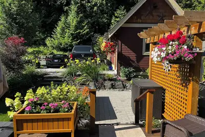 Image de Super cozy cultus lake  retreat with awesome ammenities, with pool hot tub gym