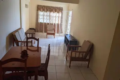 Image de 5 minutes walk to the capitol, Kingstown. Gym is one minute walk away.