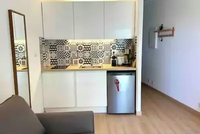 Image de Studio climatisé avec jardin, tennis et piscine
