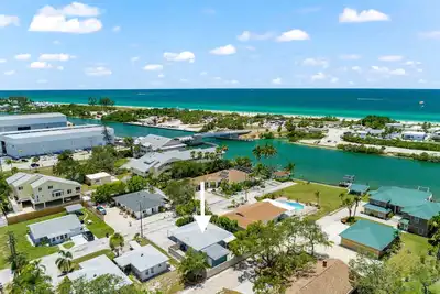 Image de Beautiful Nokomis Beach Cottage. Walk to Beach w/Tranquil & Private Patio