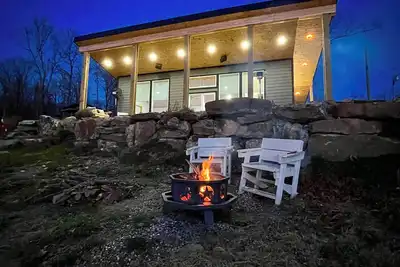 Image de Beautiful modern cabin on top of the mountain with stunning sunset views.