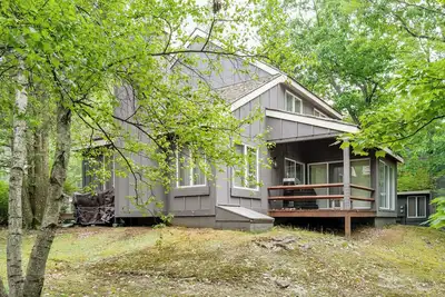 Image de Lake Harmony Home w/ Screened Porch & Hot Tub!