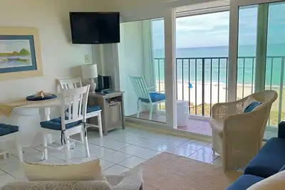 Image de Treat yourself to an Oceanfront condo that’s only a short walk to the shore