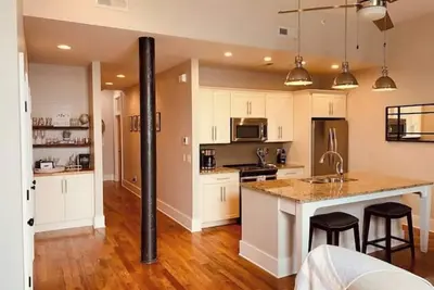 Image de Downtown Getaway with Gated Parking & Two King Size Beds!
