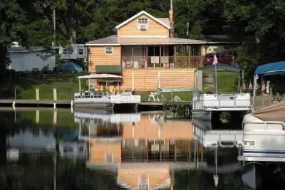 Image de Cozy cottage that sits along canal of Sandy Pond.