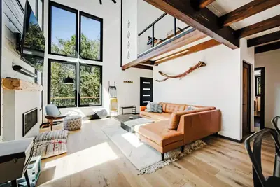 Image de Cedar Haus: Modern Family Haven w Game Room, Hot Tub, Ev Charger, Fully Fenced Y