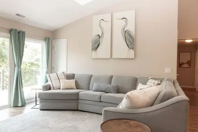 Image de Whole Home Rental on the Island-perfect location with Private Pool!