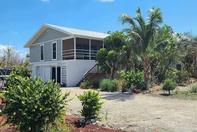 Image de Just Renovated. Well Stocked! Serenity and Shelling Oasis. Walk to the Beach.