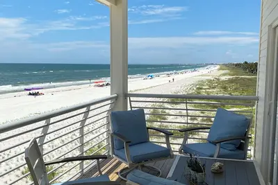 Image de Closest to the sand and surf and no better view than Water’s Edge in the sand