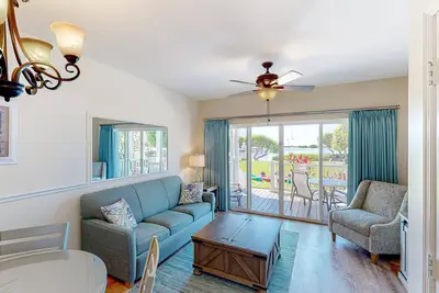 Image de Waterfront villa with 5 kayaks, covered deck, washer\/dryer, & Ac
