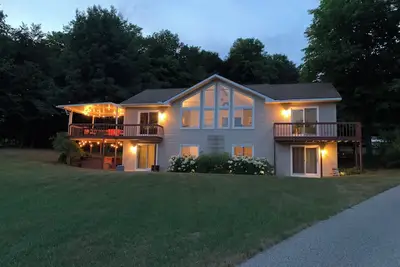 Image de Peaceful Hilltop Retreat located within Frankfort City limits.