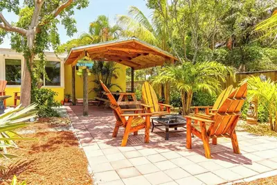 Image de 1 block to Beach-2 Bls Downtown-Pet Friendly w/ fenced in yard-outdoor Oasis