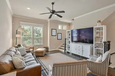 Image de Reveille's Retreat ~ Stunning escape right by Campus!
