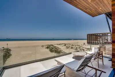 Image de Modern Beach Front 4 Story Ocean and Sunset View Home