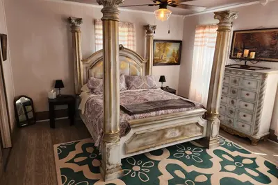 Image de Unwind at the Lotus house Opal suite.