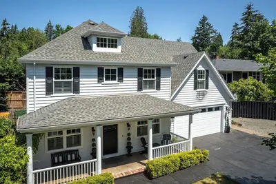 Perfect location on a park w\/ pool and pickleball courts, 5 miles to downtown