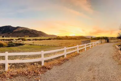 Image de Cozy Cabin on 2 acres with mountain view river access, 5 min to Lava Hot Springs