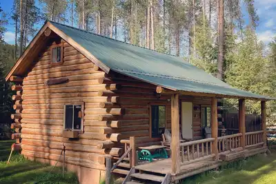 Image de Black Bear Cabin\nA rustic cabin 10 minutes away from Glacier National Park!