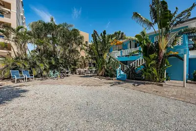 New 2 Bedroom Beachside villa suite Stroll to the beach and local restaurants and pubs.