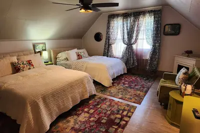 Image de Enjoy the top floor of this victorian house \nWith two suites & a bonus bedroom